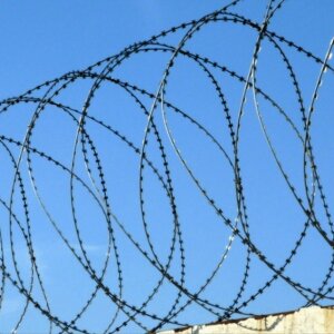 Спиральный барьер безопасности из армир. колючей ленты: бухта 900мм 4,2 витков в п.м, клепок- 5 ГОСТ 3282-74 (10м)